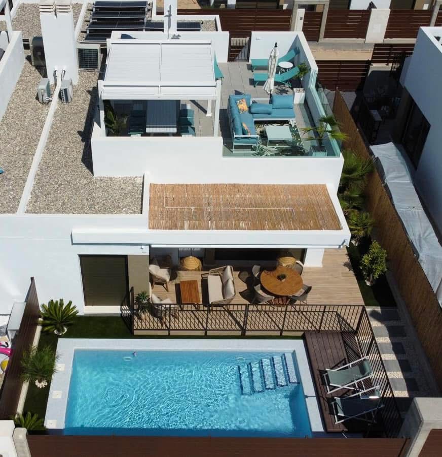 Luchtfoto villa en zwembad