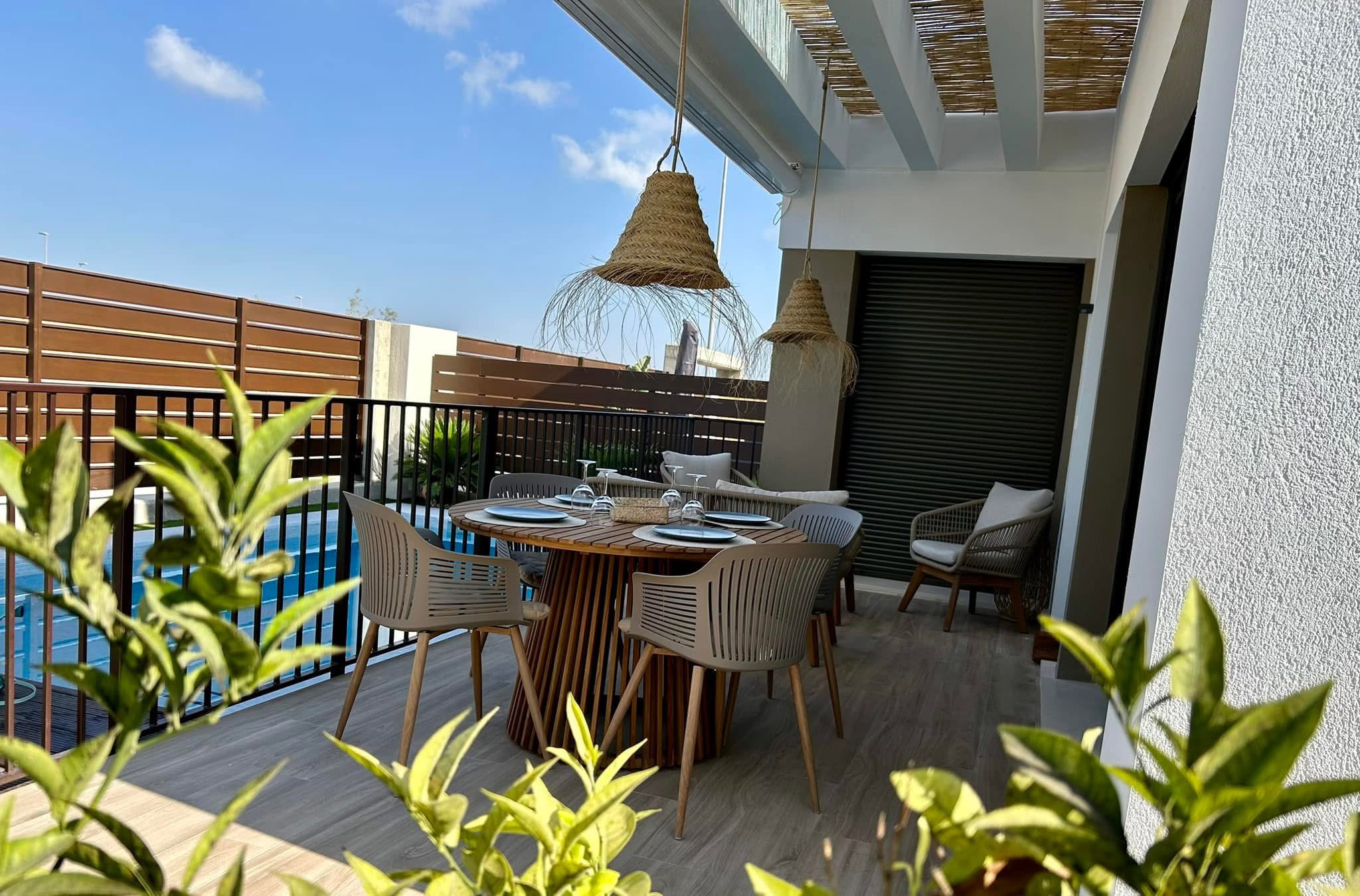 Terras met eettafel aan zwembad
